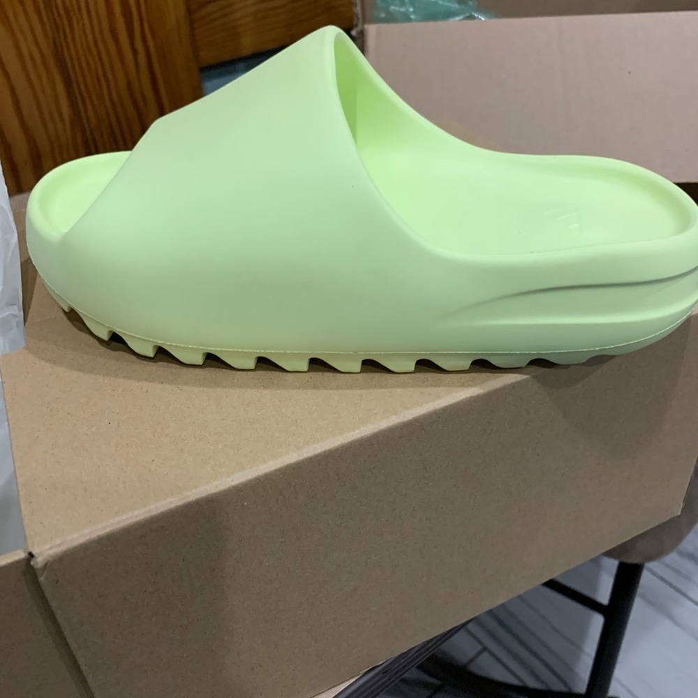 Brand New Yeezy Slides Latest Style Men size 7